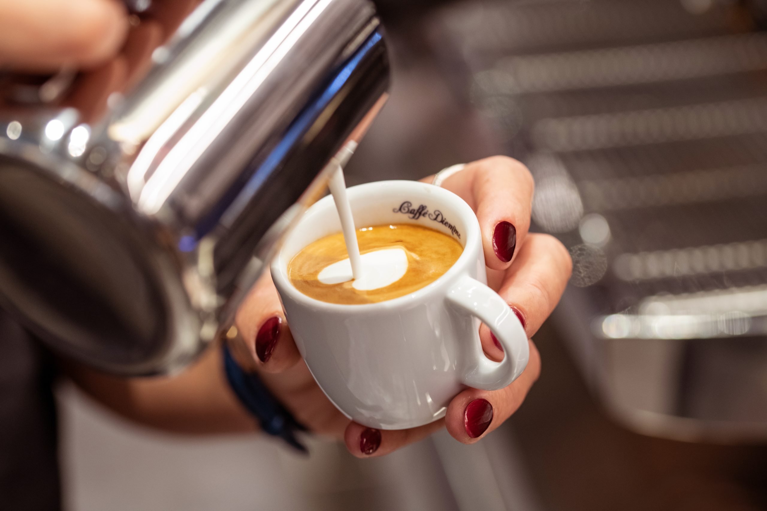 caff-diemme-corso-latte-art-base-cuore-foglia-e-tulipano image 1